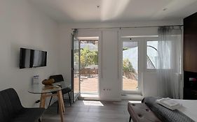 Almada Studios&Suites
